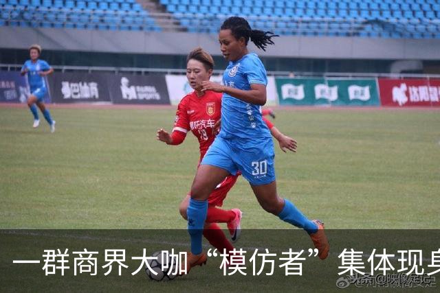 一群商界大咖“模仿者”集体现身酒吧商演，“小马云”站C位，“烤斯克”略显拘谨，“米佳印”跳的最嗨