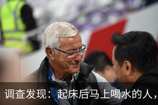 调查发现：起床后马上喝水的人，用不了多久，身体会有4改变